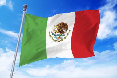 Masmavi bir gökyüzü karşı gelişen Meksika bayrağı