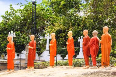 Budist rahipler Sri Lanka bir Budist tapınağında turuncu tonlarında heykelleri bir dizi