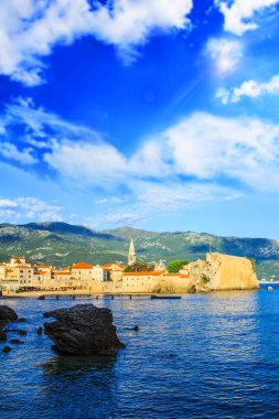 Budva eski şehir ve çan kulesi Budva, Karadağ, St John Kilisesi güzel manzara
