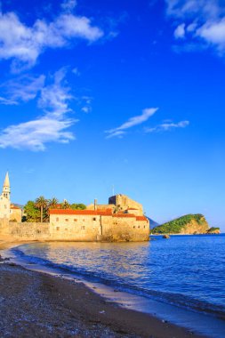 Budva eski şehir ve çan kulesi Budva, Karadağ, St John Kilisesi güzel manzara
