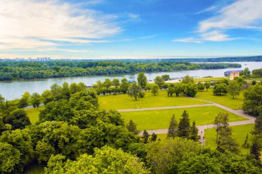 Güzel bir Nehri Kerem Belgrad, Sırbistan, güneşli bir kale Kalemegdan yakın park manzarası