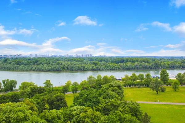 Bella vista sul parco vicino alla fortezza Kalemegdan sul fiume Savva a Belgrado, Serbia, in una giornata di sole — Foto Stock