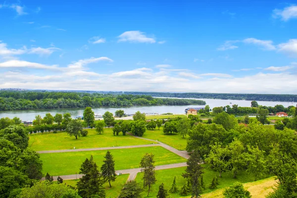 Bella vista sul parco vicino alla fortezza Kalemegdan sul fiume Savva a Belgrado, Serbia, in una giornata di sole — Foto Stock