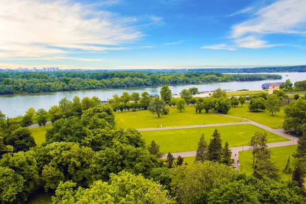 Bella vista sul parco vicino alla fortezza Kalemegdan sul fiume Savva a Belgrado, Serbia, in una giornata di sole — Foto Stock