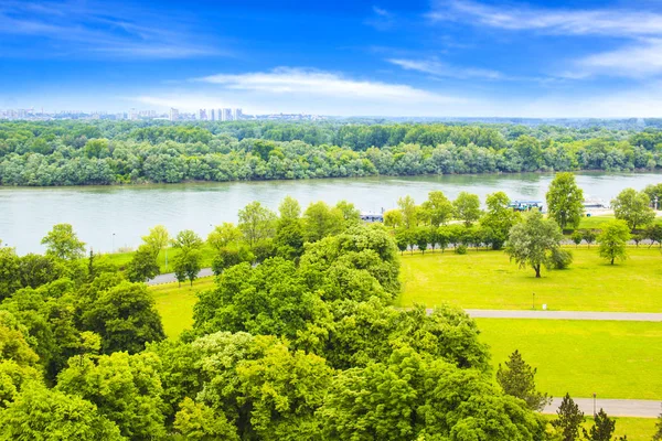 Bella vista sul parco vicino alla fortezza Kalemegdan sul fiume Savva a Belgrado, Serbia, in una giornata di sole — Foto Stock