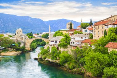 Güzel manzara eski Köprüsü Mostar, Bosna ve Hersek, güneşli bir günde
