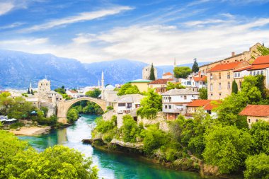 Güzel manzara eski Köprüsü Mostar, Bosna ve Hersek, güneşli bir günde