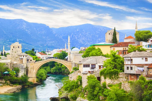 Όμορφη θέα παλιά γέφυρα στο Μόσταρ, Βοσνία και Ερζεγοβίνη, μια ηλιόλουστη ημέρα — Φωτογραφία Αρχείου