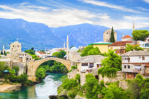 Güzel manzara eski Köprüsü Mostar, Bosna ve Hersek, güneşli bir günde