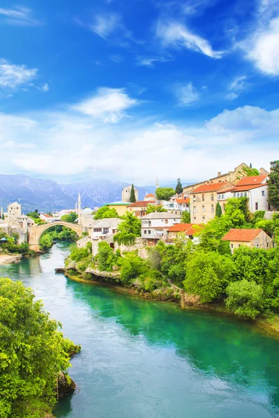 Beautiful view Old bridge in Mostar, Bosnia and Herzegovina, on a sunny day — Stock Photo, Image