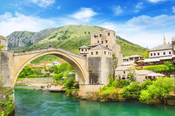 Hermosa vista Puente viejo en Mostar, Bosnia y Herzegovina, en un día soleado — Foto de Stock