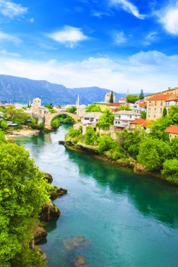 Güzel manzara eski Köprüsü Mostar Neretva Nehri üzerinde Bosna-Hersek, güneşli bir günde