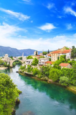 Güzel manzara eski Köprüsü Mostar Neretva Nehri üzerinde Bosna-Hersek, güneşli bir günde