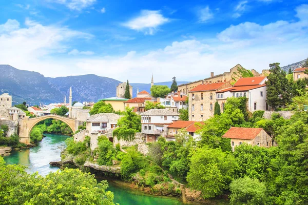 Όμορφη θέα παλιά γέφυρα του Μόσταρ επί του ποταμού Νερέτβα, Βοσνία και Ερζεγοβίνη, μια ηλιόλουστη ημέρα — Φωτογραφία Αρχείου