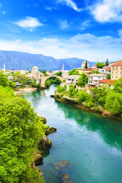 Güzel manzara eski Köprüsü Mostar Neretva Nehri üzerinde Bosna-Hersek, güneşli bir günde