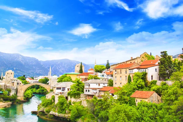 Beautiful view Old bridge in Mostar on the Neretva river, Bosnia and Herzegovina, on a sunny day — Stock Photo, Image