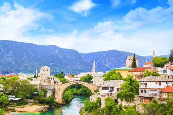 Piękny widok Stary Most w Mostarze na rzece Neretva, Bośnia i Hercegowina, w słoneczny dzień — Zdjęcie stockowe