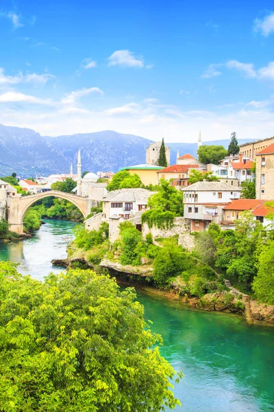 Beautiful view Old bridge in Mostar on the Neretva river, Bosnia and Herzegovina, on a sunny day — Stock Photo, Image