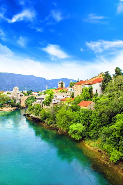 Hermosa vista Puente viejo en Mostar en el río Neretva, Bosnia y Herzegovina, en un día soleado — Foto de Stock