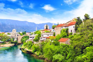 Güzel manzara eski Köprüsü Mostar Neretva Nehri üzerinde Bosna-Hersek, güneşli bir günde