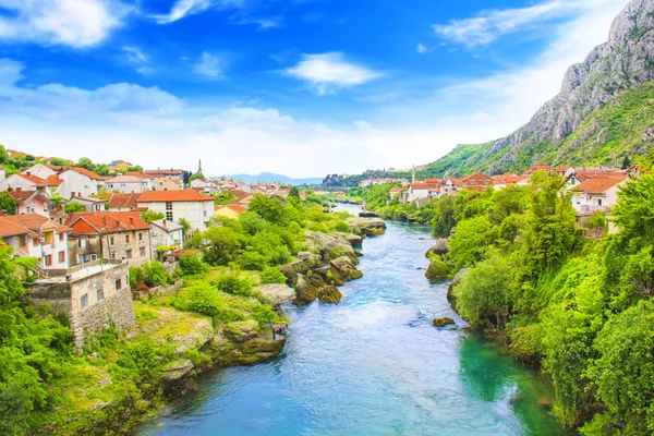 Hermosa vista en Mostar en el río Neretva, Bosnia y Herzegovina, en un día soleado — Foto de Stock