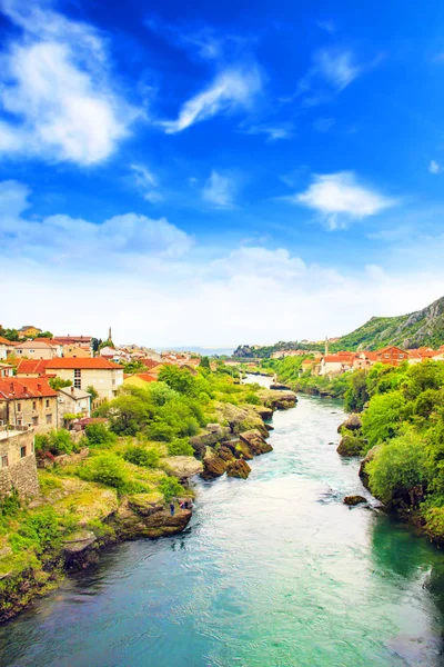 Beautiful view in Mostar on the Neretva river, Bosnia and Herzegovina, on a sunny day — Stock Photo, Image