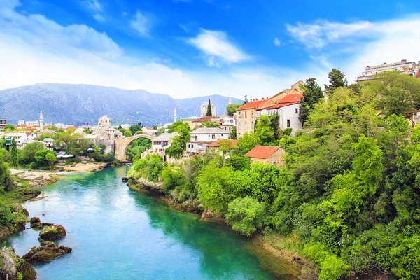 Hermosa vista Puente viejo en Mostar en el río Neretva, Bosnia y Herzegovina, en un día soleado — Foto de Stock
