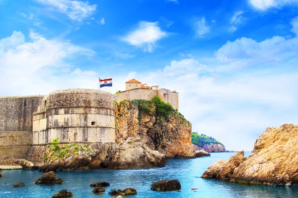 Bela vista da muralha da fortaleza e do golfo da cidade histórica de Dubrovnik, Croácia, em um dia ensolarado . — Fotografia de Stock