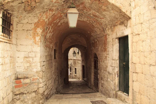 Típica calle medieval en la ciudad de Dubrovnik, Croacia — Foto de Stock