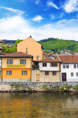 Görünümü, mimari ve tarihi merkezi Saraybosna, Bosna-Hersek Milyacki nehirde çıkabilir