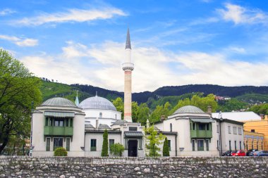 İmparatorun Camii Milyacka River, Bosna-Hersek kıyısında Saraybosna'da güzel görünümü