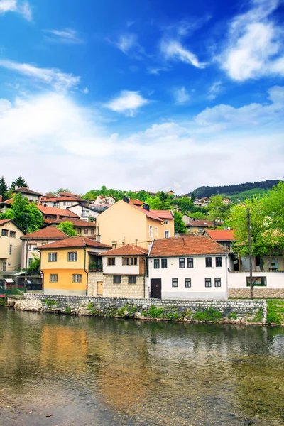 View of the architecture and embankment of the Milyacki River in the historical center of Sarajevo, Bosnia and Herzegovina — Stock Photo, Image