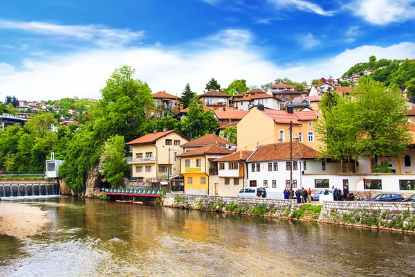 Vista de la arquitectura y terraplén del río Milyacki en el centro histórico de Sarajevo, Bosnia y Herzegovina el 12 de junio de 2016 en Sarajevo . — Foto de Stock