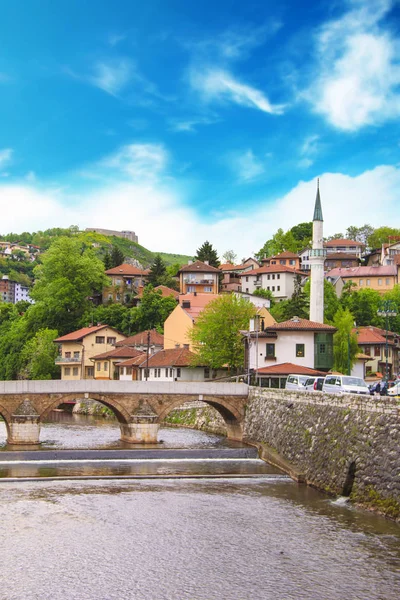 Vista del puente latino, uno de los puentes más antiguos de Bosnia y Herzegovina, atraviesa el río Milyacka en Sarajevo, Bosnia y Herzegovina — Foto de Stock