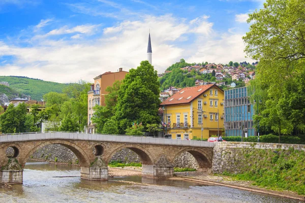 View of the Latin bridge, one of the oldest bridges of Bosnia and Herzegovina, runs through the Milyacka River in Sarajevo, Bosnia and Herzegovina — Stock Photo, Image