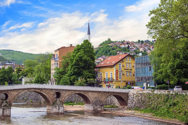 View of the Latin bridge, one of the oldest bridges of Bosnia and Herzegovina, runs through the Milyacka River in Sarajevo, Bosnia and Herzegovina — Stock Photo, Image