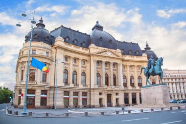 Merkezi Üniversite Kütüphanesi ile Kral Karol için binicilik anıt yapı güzel manzaralarına ben önünde Bükreş, Romanya