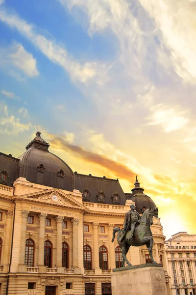 Schöne Ansicht des Gebäudes der zentralen Universitätsbibliothek mit Reiterdenkmal für König Karol i vor ihm in Bukarest, Rumänien — Stockfoto