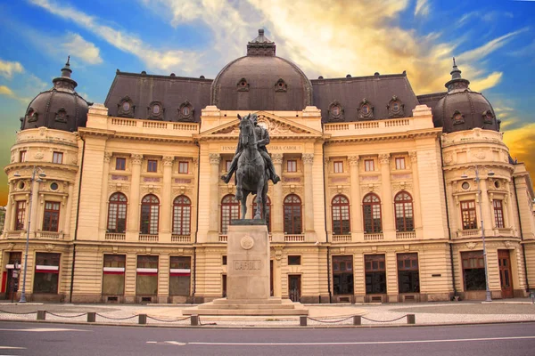 Piękny widok z budynku centralnej biblioteki uniwersyteckiej z konny pomnik król Karol I przed nim w Bukareszcie, Rumunia — Zdjęcie stockowe