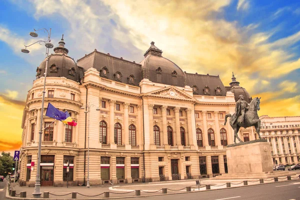 Gyönyörű kilátás nyílik az épület a központi egyetemi könyvtár, a lovas emlékmű a király Karol én előtte, Bukarest, Románia — Stock Fotó