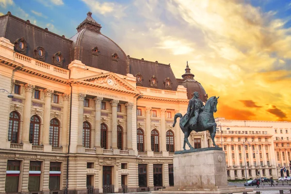 Schöne Ansicht des Gebäudes der zentralen Universitätsbibliothek mit Reiterdenkmal für König Karol i vor ihm in Bukarest, Rumänien — Stockfoto