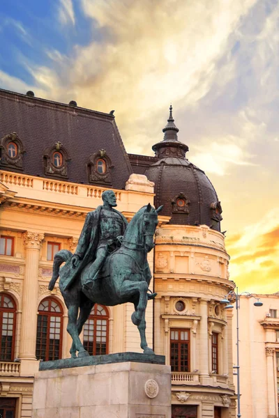 Gyönyörű kilátás nyílik az épület a központi egyetemi könyvtár, a lovas emlékmű a király Karol én előtte, Bukarest, Románia — Stock Fotó