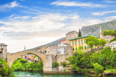 Neretva Nehri Mostar, Bosna ve Hersek, eski köprünün bir güneşli yaz gününde güzel bir görünümü