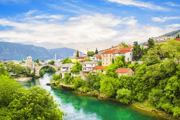 A beautiful view of the old bridge across the Neretva River in Mostar, Bosnia and Herzegovina, on a sunny summer day — Stock Photo, Image