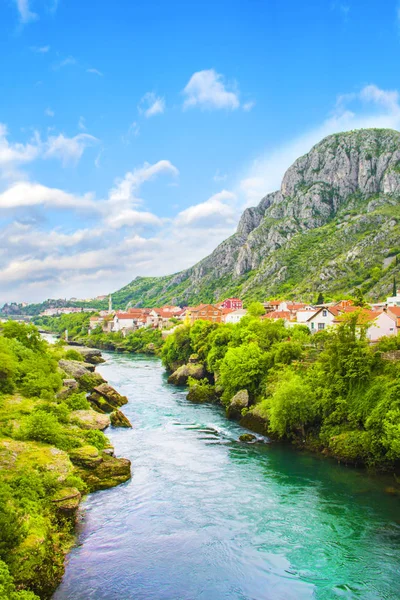 Neretva Nehri Mostar, Bosna ve Hersek, güzel bir manzara bir güneşli yaz gününde