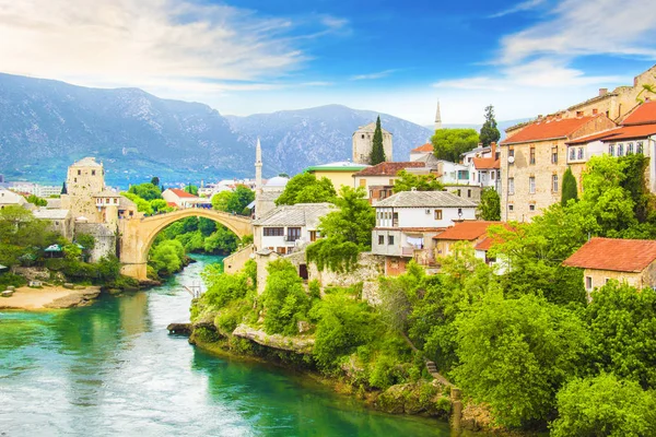 Με όμορφη θέα την παλιά γέφυρα απέναντι από τον ποταμό Νερέτβα σε Μόσταρ, Βοσνία και Ερζεγοβίνη, μια ηλιόλουστη καλοκαιρινή μέρα — Φωτογραφία Αρχείου