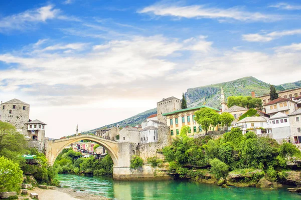 Una hermosa vista del viejo puente sobre el río Neretva en Mostar, Bosnia y Herzegovina, en un soleado día de verano — Foto de Stock