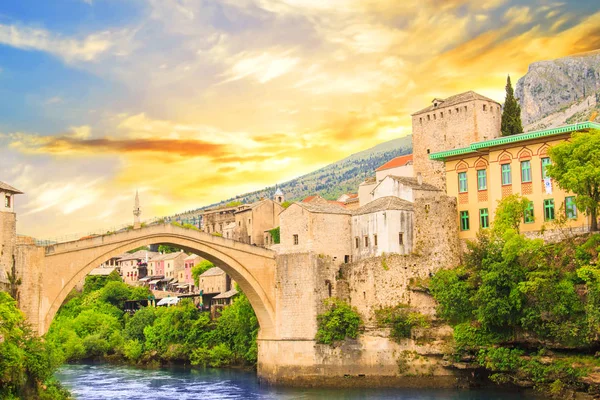 A beautiful view of the old bridge across the Neretva River in Mostar, Bosnia and Herzegovina, on a sunset — Stock Photo, Image