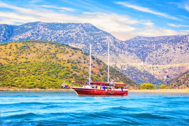 Güzel bir gün güneşli yaz, Türkiye'nin deniz Körfezi ve zevk Yatlar görünümünü