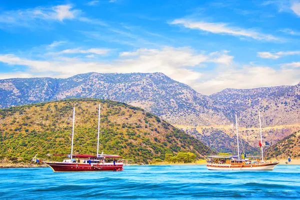 美丽的景色，在一个阳光明媚的夏日，土耳其的海上湾和快乐游艇 — 图库照片